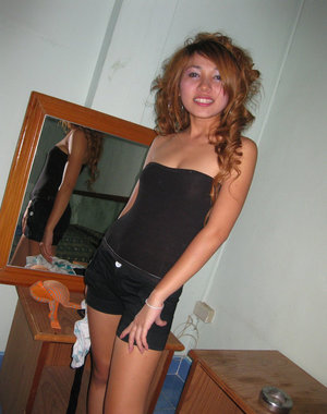 18 year old girl Bella nudeing off a cock in her graduation attire